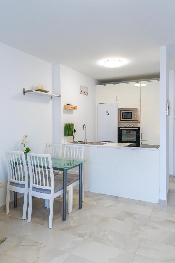 Modern 2-Bedroom Apartment With Stunning View アデヘ エクステリア 写真