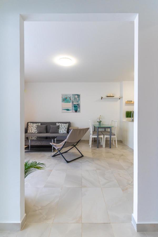 Modern 2-Bedroom Apartment With Stunning View アデヘ エクステリア 写真