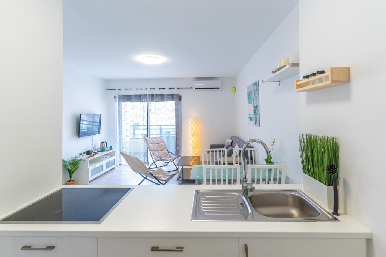 Modern 2-Bedroom Apartment With Stunning View アデヘ エクステリア 写真