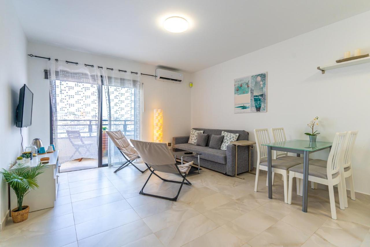 Modern 2-Bedroom Apartment With Stunning View アデヘ エクステリア 写真